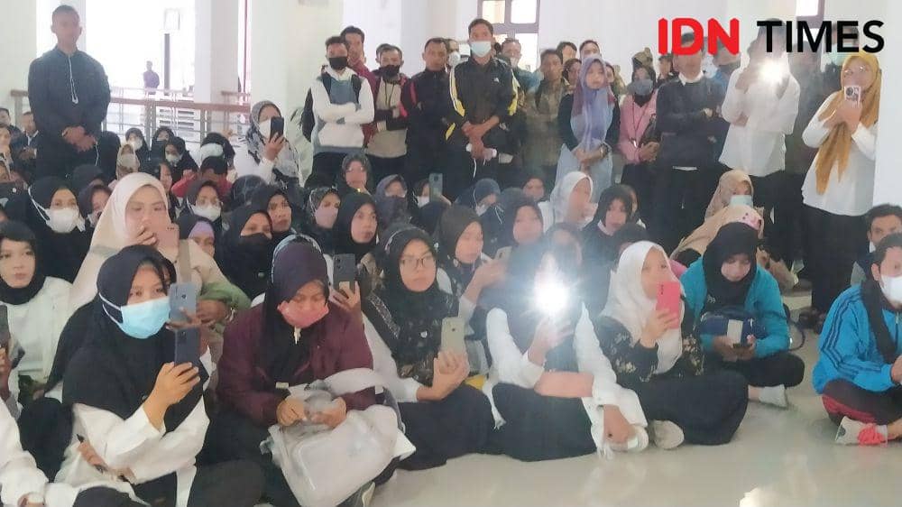 Ratusan tenaga honorer menyampaikan aspirasinya di lantai 2 Kantor DPRD Lombok Timur (dok. Ruhaili)