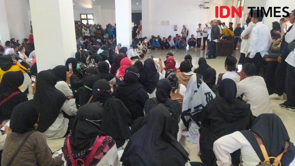Ratusan Honorer Guru di Lotim Demo Dewan, Minta Formasi PPPK Ditambah