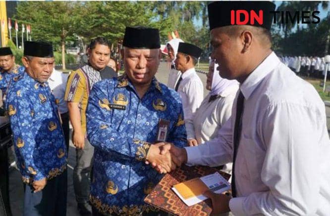 Bupati Lombok Timur membagikan SK PPPK kepada ribuan guru yang telah dinyatakan lulus seleksi (dok. Ruhaili)