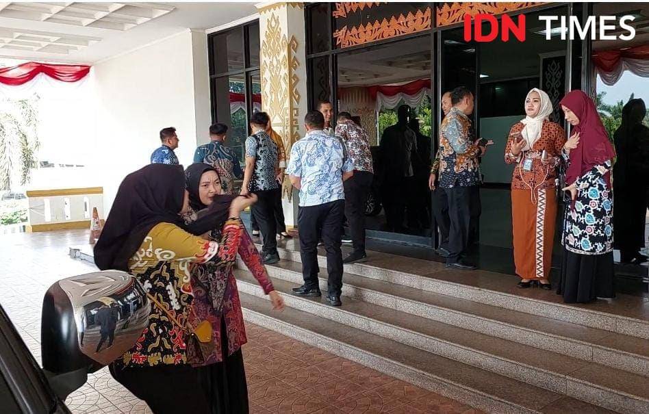 Penampakan para alumni IPDN se-Lampung usai dikumpulkan Gubernur Arinal Djunaidi, Jumat (11/8/2023).. (IDN Times/Tama Yudha Wiguna)