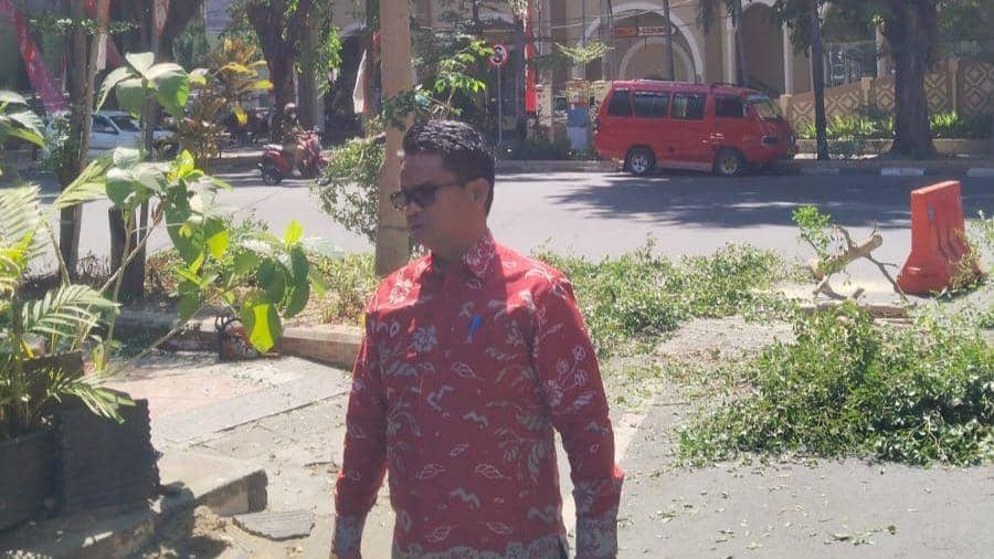 Kepala Dinas Lingkungan Hidup Kota Makassar, Ferdy Mochtar, melihat area penebangan pohon tanpa izin di Jalan Jenderal Sudirman, Kamis (10/8/2023). Dok. DLH Kota Makassar