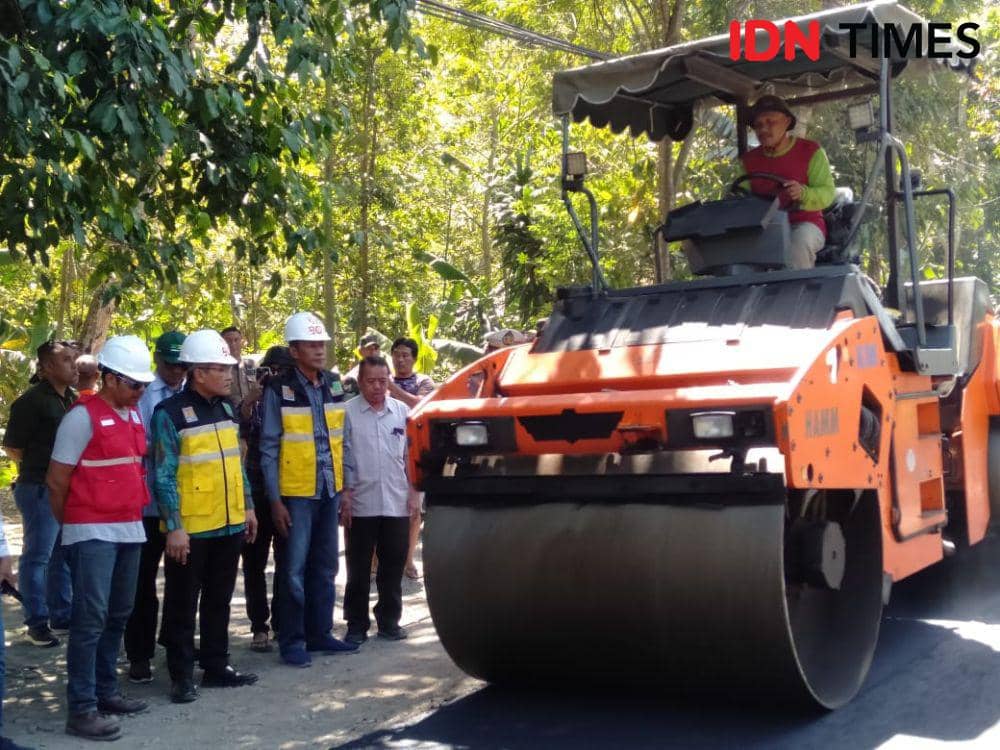 Perbaikan ruas Jalan Srandakan-Mangiran.(IDN Times/Daruwaskita)
