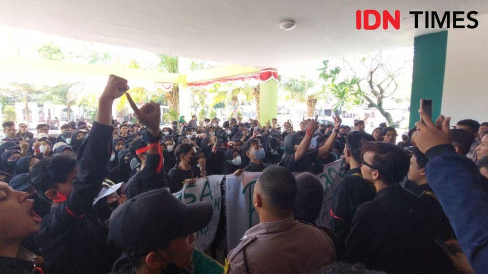 Demo UIN RM Said Solo di rektorat, Jumat (11/8/2023). (IDN Times/Larasati Rey)