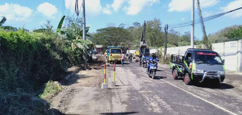 Rusak Parah, Jalan Rute Lembar - Gili Mas Lombok Mulai Diperbaiki