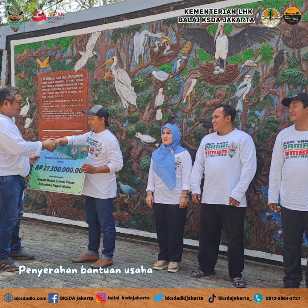 Pemberian bantuan ekonomi produktif untuk meningkatkan perekonomian masyarakat sekitar kawasan konservasi. (Dok. KLHK)