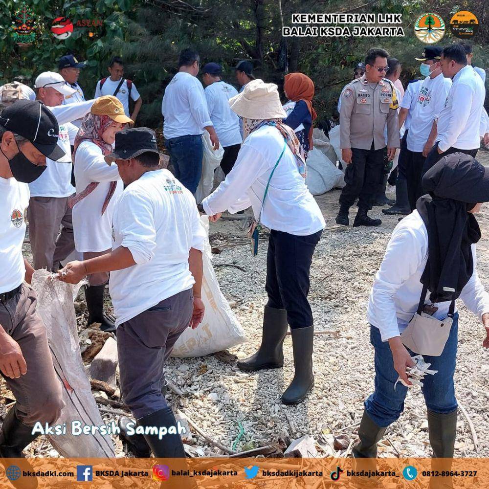 Kegiatan pengendalian sampah anorganik untuk mengurangi volume akumulasi sampah laut. (Dok. KLHK)