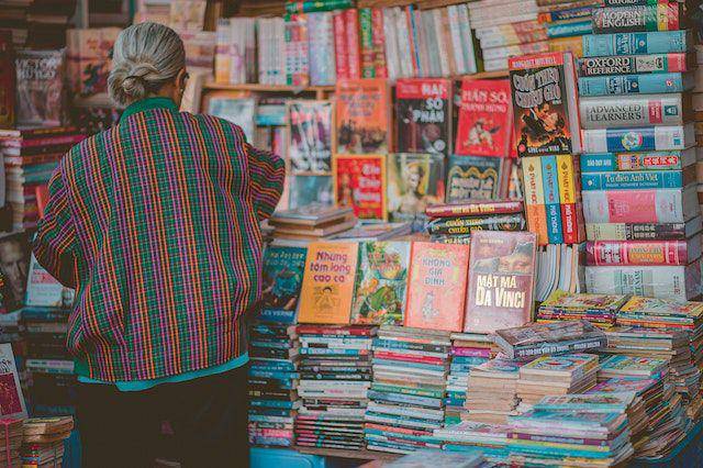 Ilustrasi berbelanja buku bekas (pexels.com/Min An)