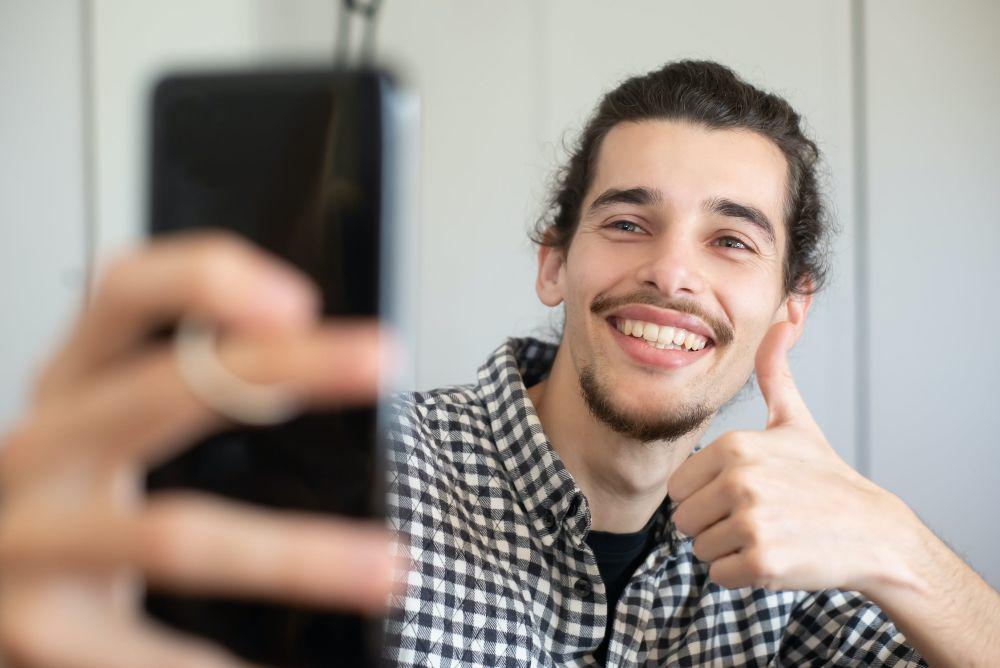 6 Efek Buruk Terlalu Sering Menerima Pujian, Merasa Hebat!