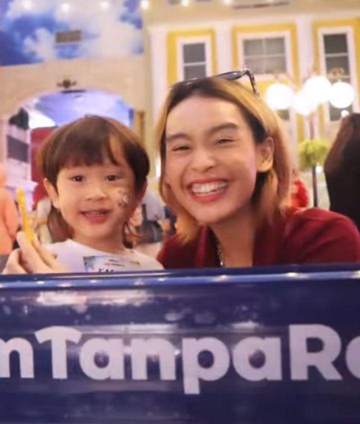 Conchita dan anaknya (Instagram.com/conchizzlin)
