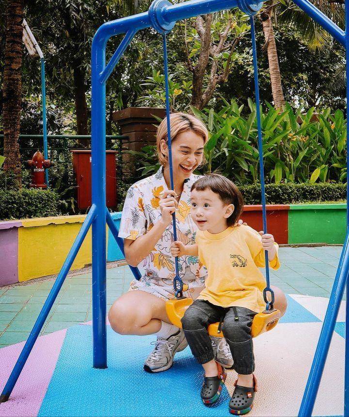 Conchita dan anaknya (Instagram.com/conchizzlin)
