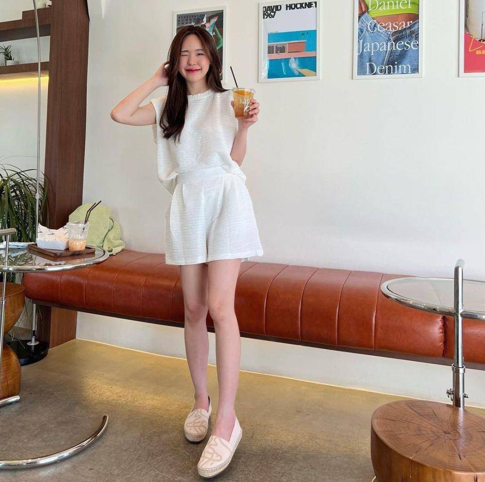 ide outfit one set ala June Wanwimol (instagram.com/junewanwimol19)