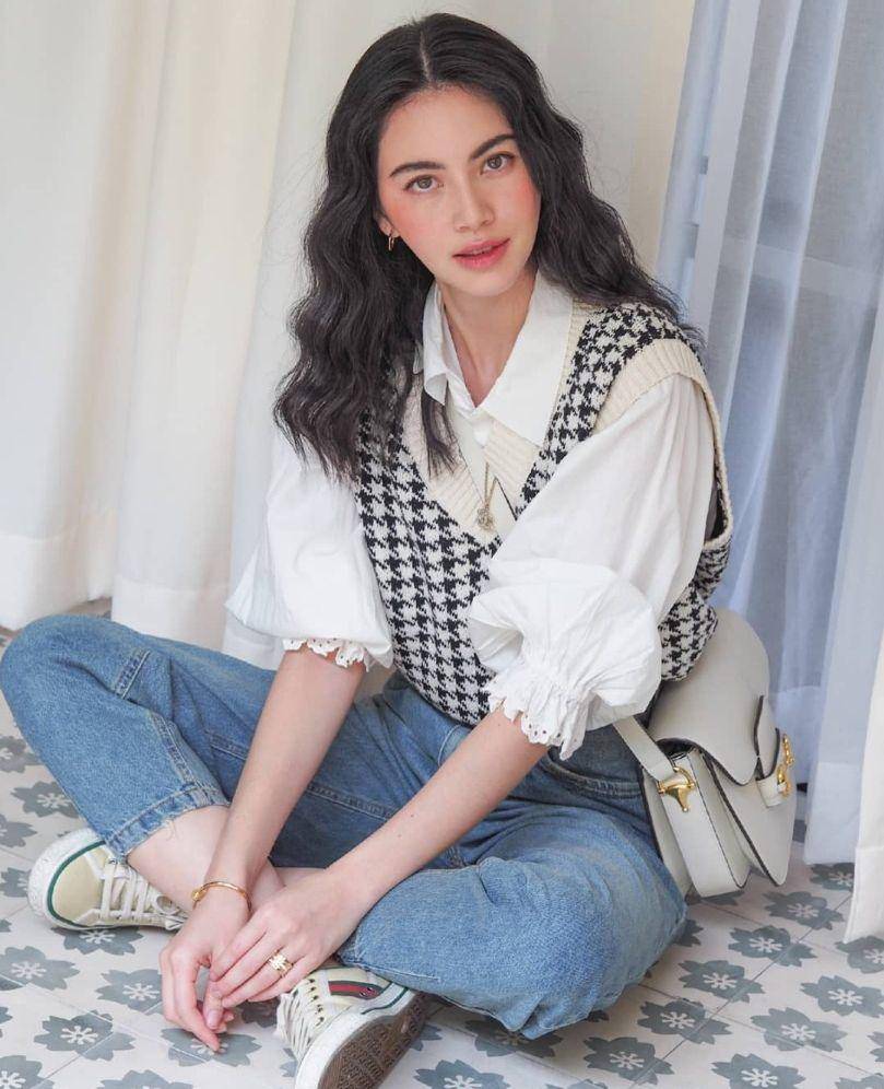 ide outfit dengan vest ala Davika Hoorne (instagram.com/davikah)