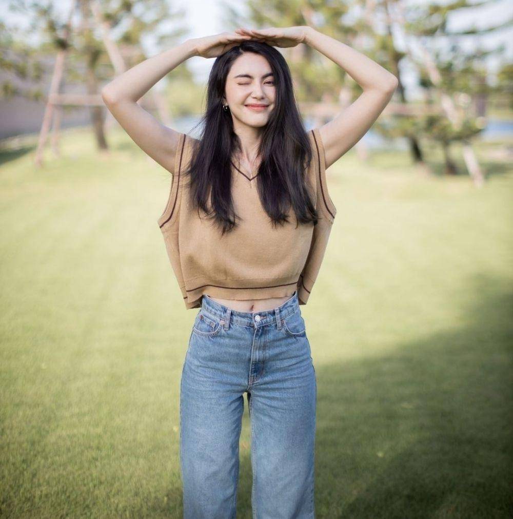 ide outfit dengan vest ala Davika Hoorne (instagram.com/davikah)