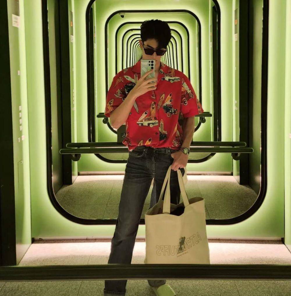Ide styling kemeja bermotif ala Tay Tawan (instagram.com/tawan_v)