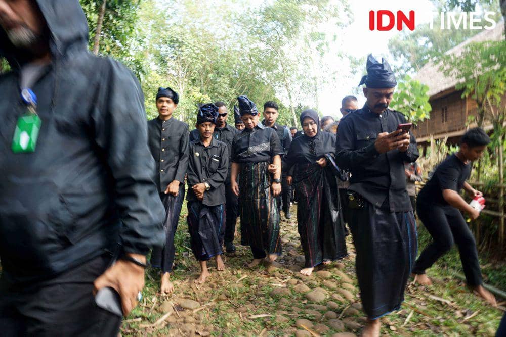 Menteri Dalam Negeri (Mendagri), Tito Karnavian saat mengunjungi kawasan Masyarakat Adat Kajang di Kabupaten Bulukumba, Sulawesi Selatan, Jumat (10/8/2023). IDN Times/Irwan Idris