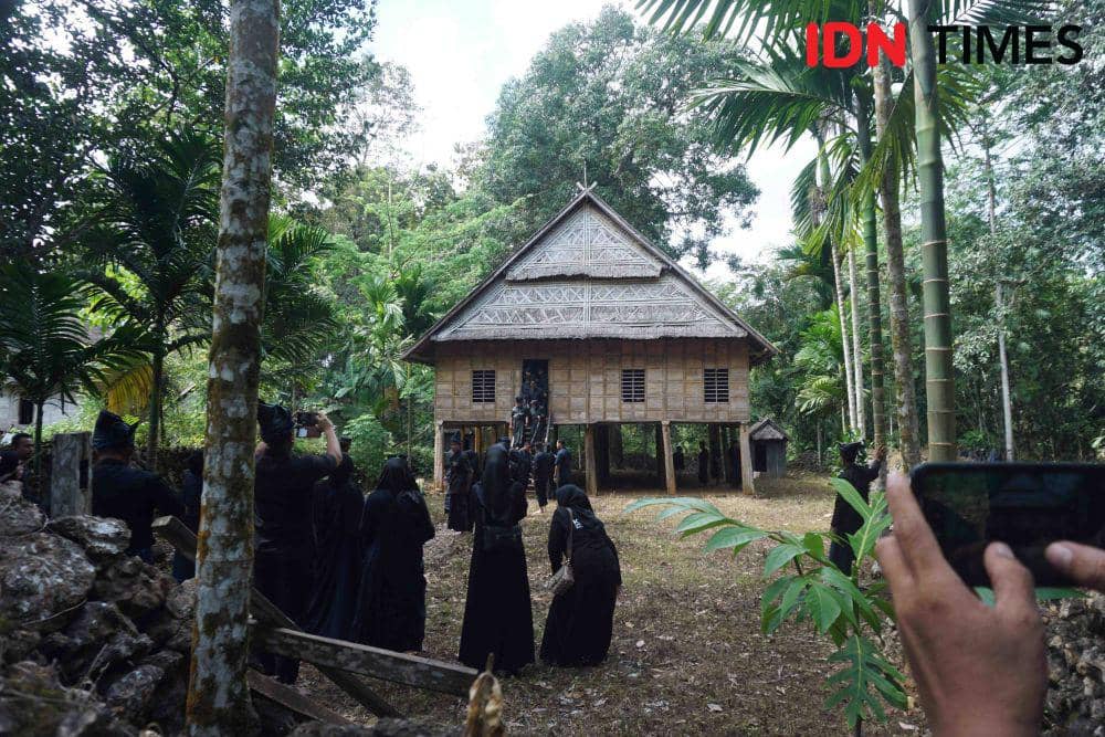 Menteri Dalam Negeri (Mendagri), Tito Karnavian saat mengunjungi kawasan Masyarakat Adat Kajang di Kabupaten Bulukumba, Sulawesi Selatan, Jumat (10/8/2023). IDN Times/Irwan Idris