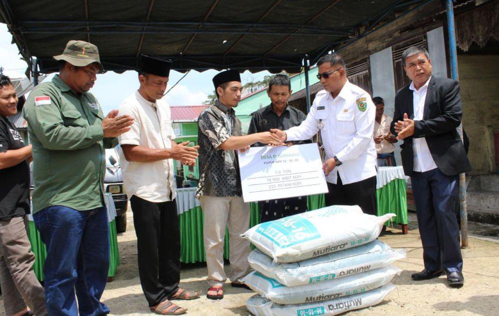 Wabup Tapsel Bagikan Belasan Ton Pupuk dan Ratusan Ribu Bibit Kopi