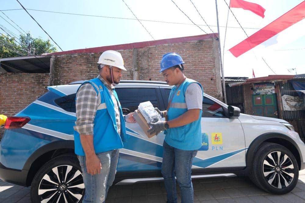 Petugas PLN tengah melakukan pemasangan smart meter Advanced Metering Infrastructure (AMI) di Kelurahan Tamamaung, Kota Makassar. (Dok. PLN Sulselrabar)