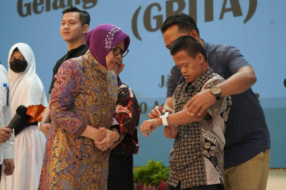 Lindungi Anak Tunarungu, Risma Berikan Gelang Sensor Denyut Nadi