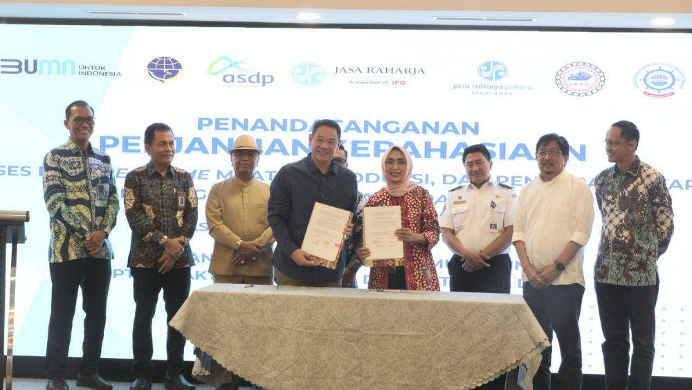 PT ASDP Indonesia Ferry (Persero) melakukan penandatanganan perjanjian kerahasiaan akses data real time muatan, produksi, dan pendapatan kapal penyeberangan melalui dashboard Ferizy bersama operator kapal PT Aman Lintas Samudra, PT Munic Line, PT Trisakti Lautan Mas, dan PT Trisila Laut pada Kamis (10/8). (Dok. ASDP)