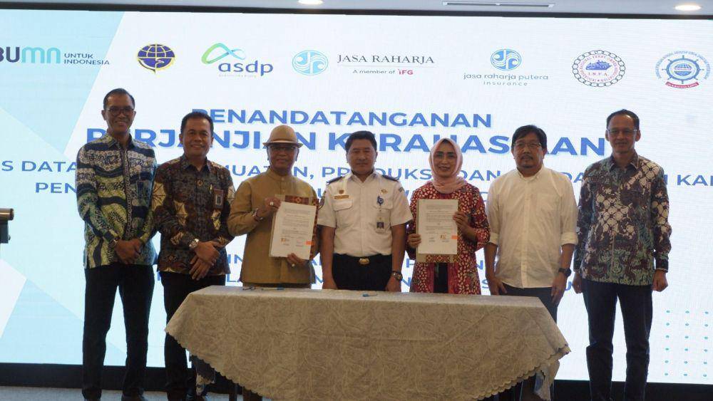 PT ASDP Indonesia Ferry (Persero) melakukan penandatanganan perjanjian kerahasiaan akses data real time muatan, produksi, dan pendapatan kapal penyeberangan melalui dashboard Ferizy bersama operator kapal PT Aman Lintas Samudra, PT Munic Line, PT Trisakti Lautan Mas, dan PT Trisila Laut pada Kamis (10/8). (Dok. ASDP)