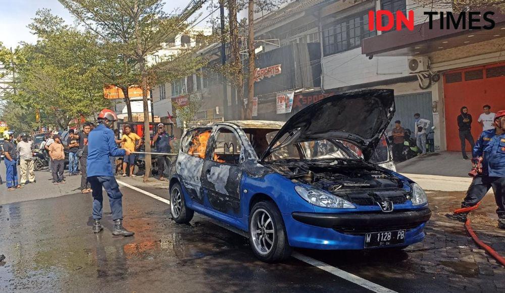 Mobil Peugeot Biru di Makassar Terbakar usai Keluar dari Bengkel