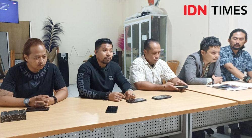 Pengurus Kiwal Garuda Hitam dan pengacara saat ditemui di sekretariat Kiwal garusa Hitam. (Dahrul Amri/IDN Times Sulsel)