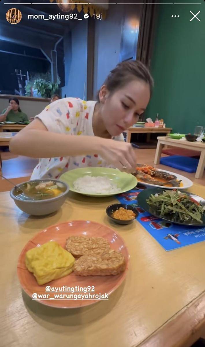 potret Ayah Rojak launching resto khas Betawi (Instagram.com/mom_ayting92_)