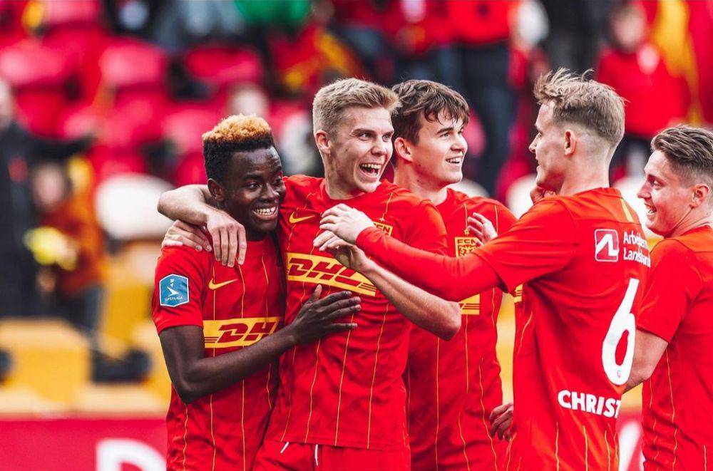 potret Simon Adingra (kiri) bersama rekan-rekannya FC Nordsjaelland. (instagram.com/simon.adingra)