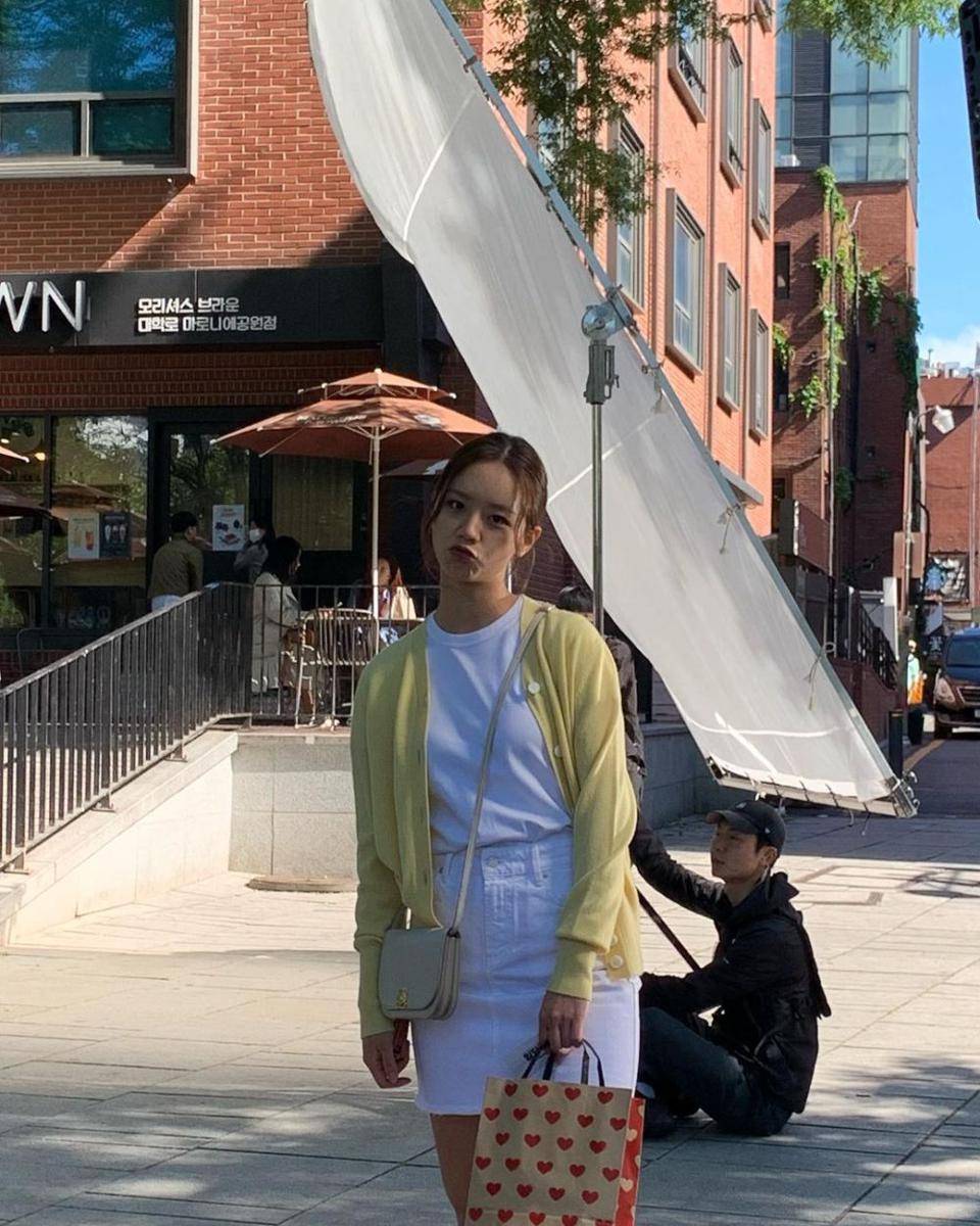 inspirasi OOTD ala Lee Hyeri (instagram.com/hyeri_0609)