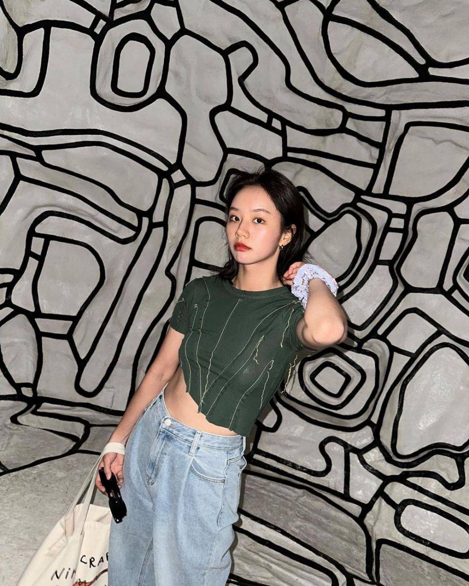 inspirasi OOTD ala Lee Hyeri (instagram.com/hyeri_0609)