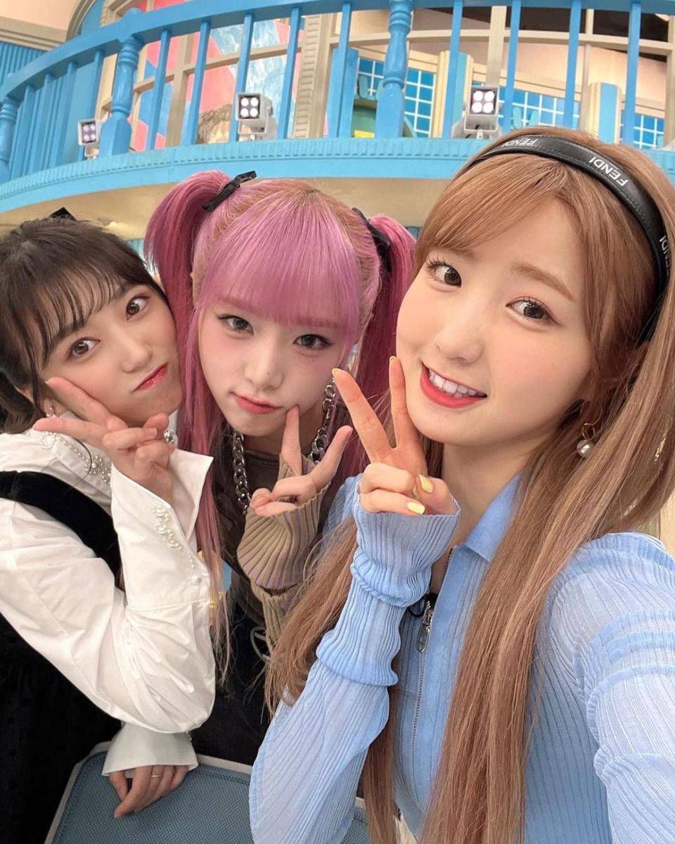 Choi Ye Na bersama member IZ*ONE (instagram.com/10_hitomi_06)