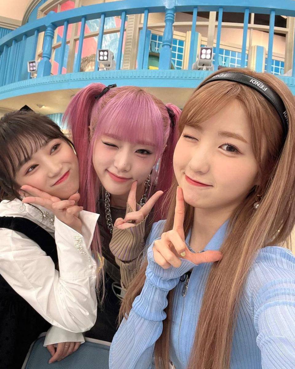 Choi Ye Na bersama member IZ*ONE (instagram.com/10_hitomi_06)