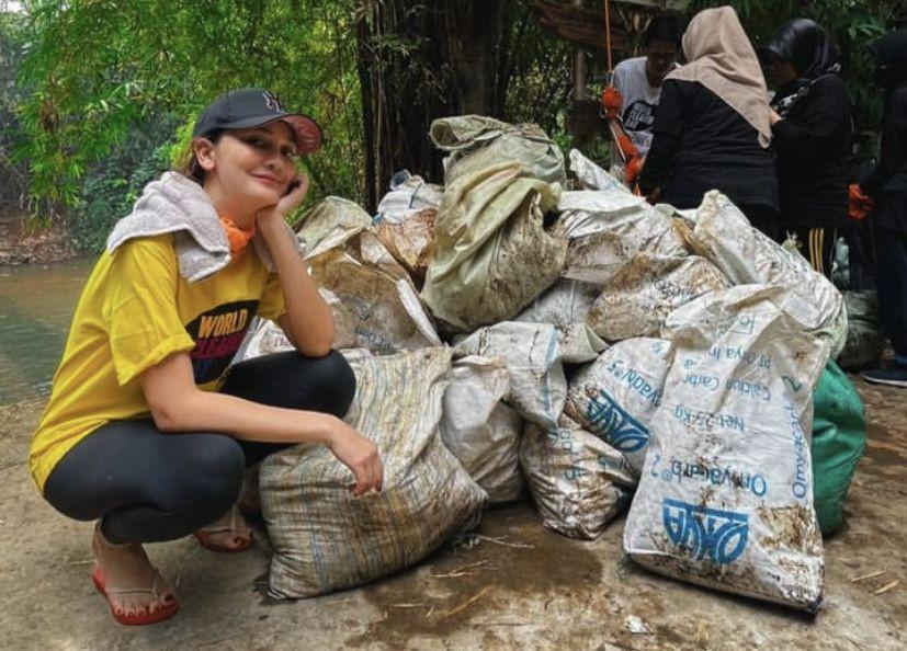 Peduli Lingkungan, 8 Potret Luna Maya Ikut Bersihkan Sungai Ciliwung