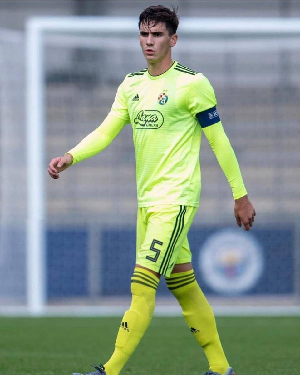 Josip Sutalo saat berseragam Dinamo Zagreb. (instagram.com/josip.sutalo)