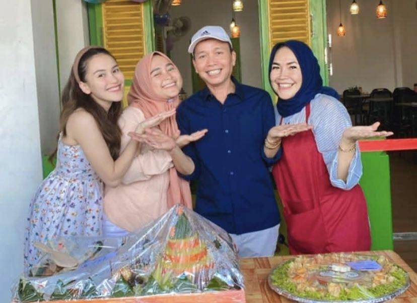 potret Ayah Rojak launching resto khas Betawi (Instagram.com/mom_ayting92_)