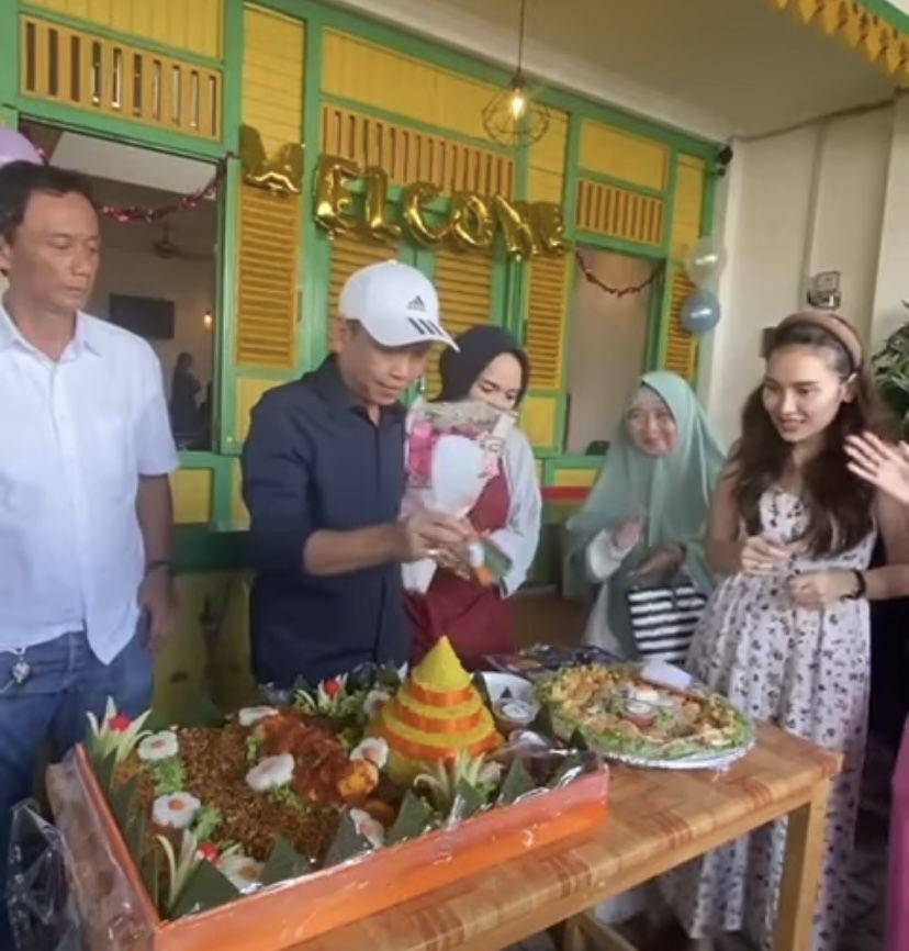 potret Ayah Rojak launching resto khas Betawi (Instagram.com/mom_ayting92_)