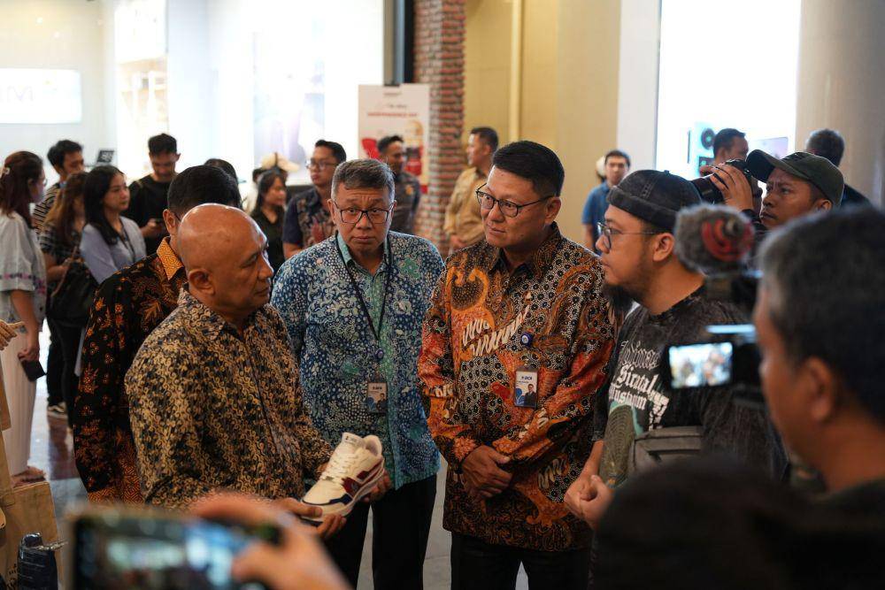 Ekosistem yang Lengkap bagi UMKM - Bersama Direktur BCA John Kosasih (tengah kanan) dan EVP Commercial dan SME BCA sekaligus Ketua Panitia BCA UMKM Fest 2023 Freddy Iman (tengah kiri), Menteri Koperasi dan UKM Teten Masduki (kiri) berkeliling melihat UMKM yang berpartisipasi di BCA UMKM Fest 2023. Teten menyebut hajatan ini sebagai ajang tidak hanya mengangkat eksposur UMKM, tapi juga sebagai ekosistem yang dapat mempertemukan pelaku usaha dengan potential buyer maupun investor. (Dok. BCA)