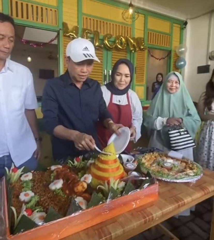potret Ayah Rojak launching resto khas Betawi (Instagram.com/mom_ayting92_)