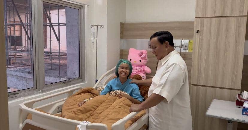 8 Potret Prabowo Jenguk Nabila, Siswi SD yang Alami Kecelakaan