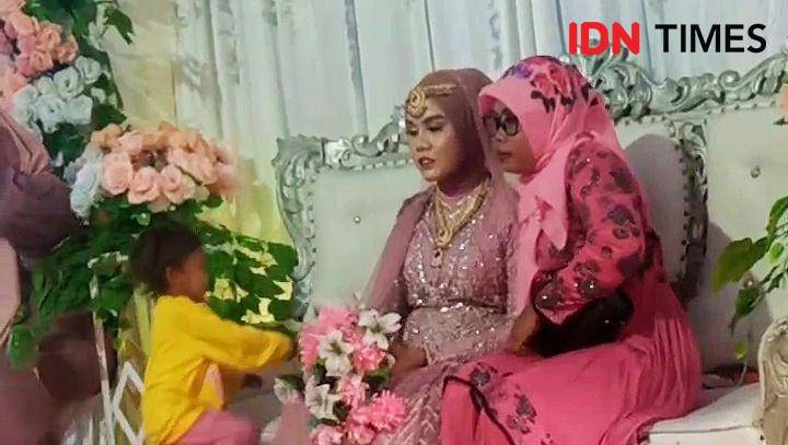 Foto Kurniati saat duduk di pelaminan tanpa didampingi sang suami (IDN Times/Juliadin)