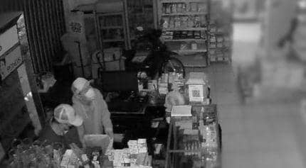 Dua orang kawanan pencuri beraksi disebuah minimarket di Walikukun Ngawi. Dokumentasi Istimewa