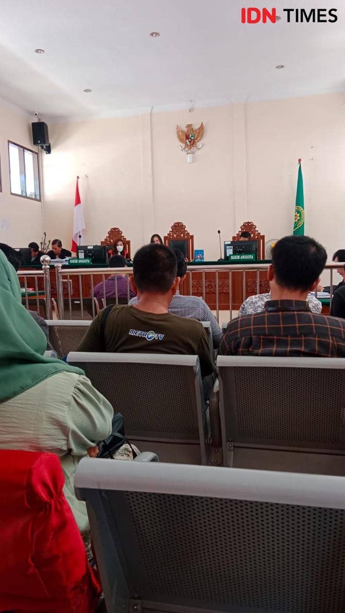 Terdakwa Tosa Ginting, saat hadir dipersidangan eks dprd langkat keterangan konfrontir dengan terdakwa lain (IDN Times/ Bambang Suhandoko)