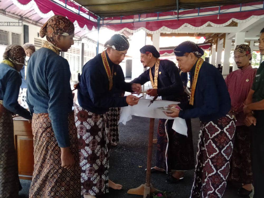 Siraman pusaka milik Pemkab Bantul saat bulan Suro.(IDN Times/Daruwaskita)