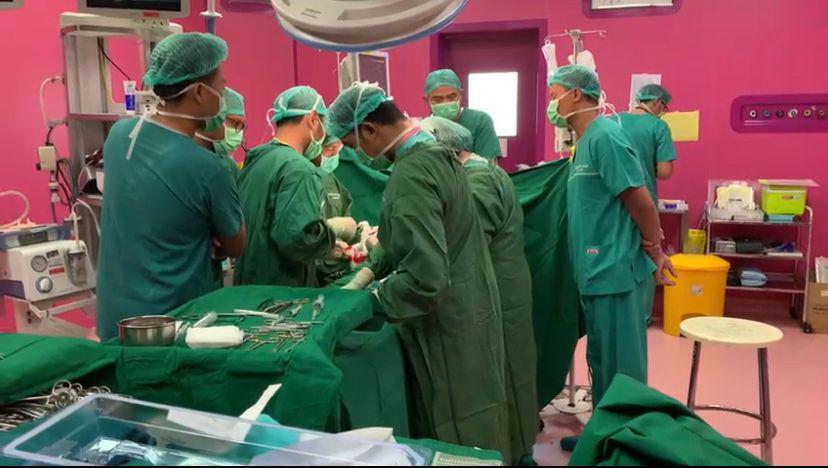 Operasi Pemisahan Bayi Kembar Siam Pertama di RSSA Malang Sukses