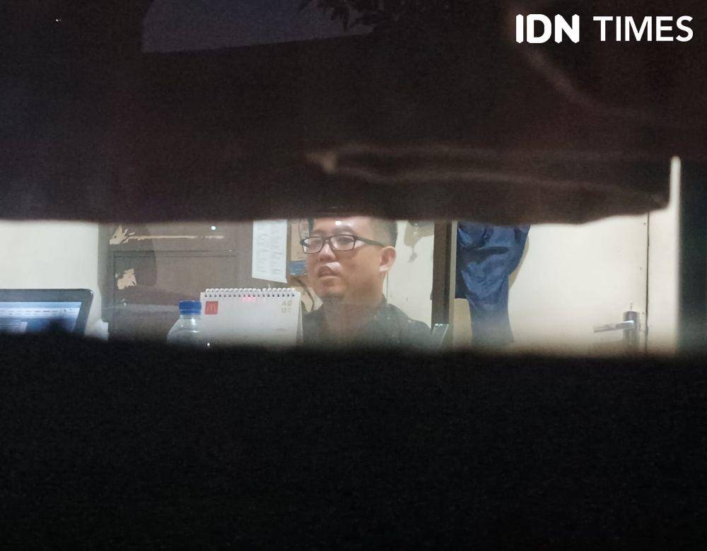 Eks Kabid BKD Lampung inisal DRZ saat menjalani pemeriksaan penyidik Satreskrim Polresta Bandar Lampung, Jumat (11/8/2023) malam. (IDN Times/Tama Yudha Wiguna).