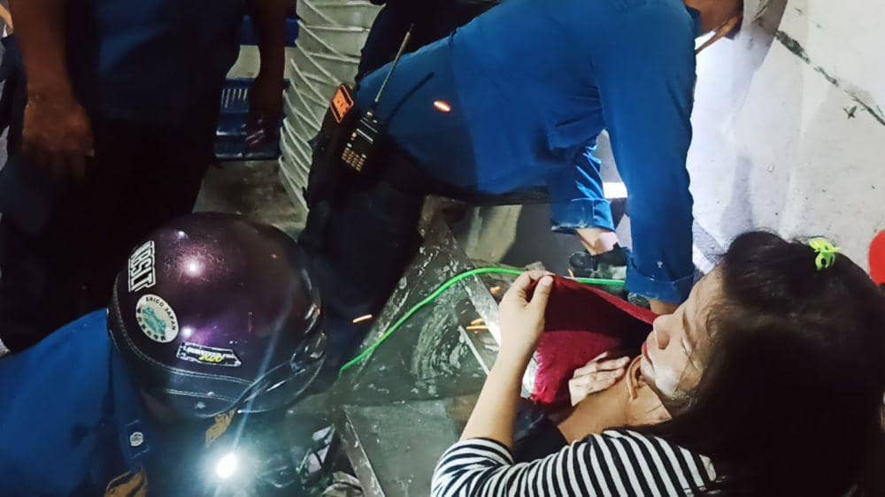 Wahidin terlihat dibantu seorang karyawan dan personel Damkar Kota Semarang agar tangannya dapat dilepas dari mesin penggiling adonan roti. (IDN Times/Dok Damkar Kota Semarang)