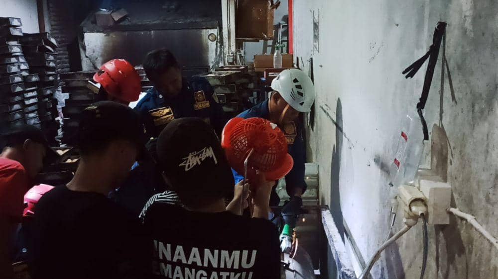 Personel Damkar Kota Semarang berjibaku menolong Wahidin yang terjepit tangannya di dalam mesin penggiling adonan roti. (IDN Times/Dok Damkar Kota Semarang)