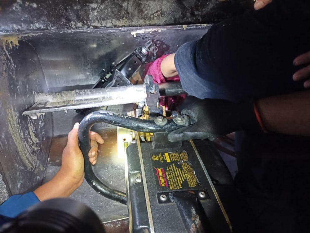 Terlihat posisi tangan Wahidin masuk ke dalam mesin penggiling adonan roti. (IDN Times/Dok Damkar Kota Semarang)