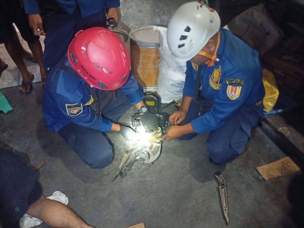 Personel Damkar Kota Semarang saat menyiapkan peralatan untuk memotong pelat baja pada bagian mesin penggiling adonan roti yang menjepit jari Wahidin. (IDN Times/Dok Damkar Kota Semarang)